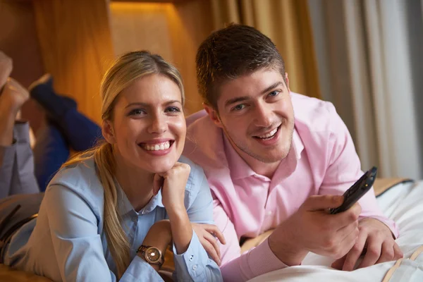 Jovem casal no quarto de hotel moderno — Fotografia de Stock