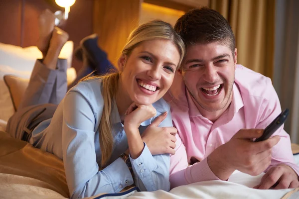 Jong paar in moderne hotelkamer — Stockfoto
