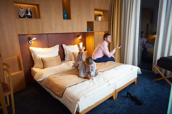 モダンなホテルの部屋で若いカップル — ストック写真