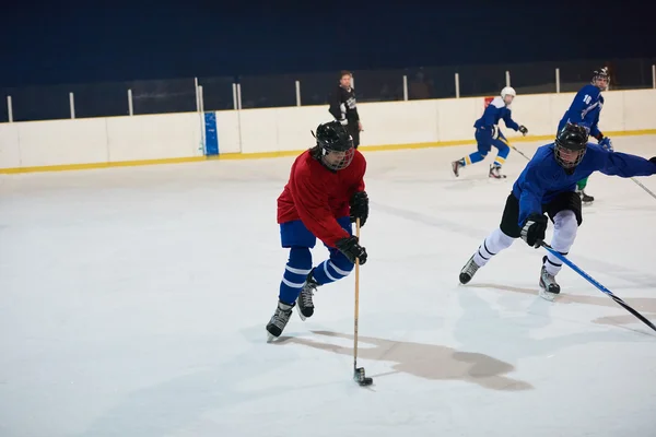 Giocatori di hockey su ghiaccio — Foto Stock