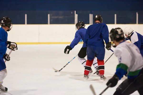 Jogadores de hóquei no gelo — Fotografia de Stock