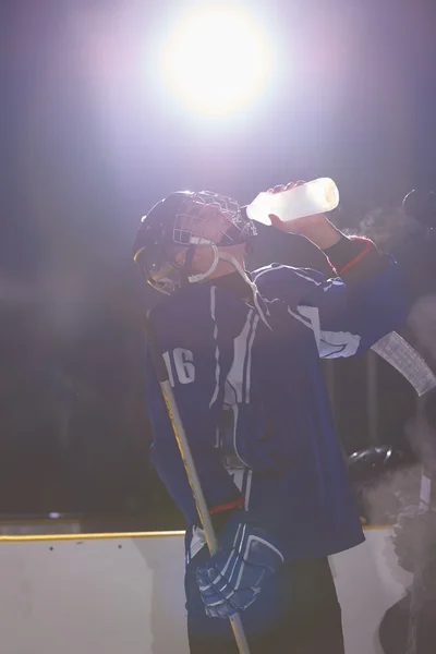 Jugadores de hockey sobre hielo en el banco — Foto de Stock