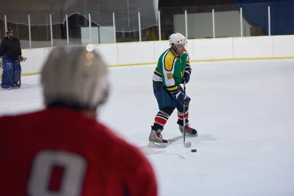 Joueur de hockey sur glace en action — Photo