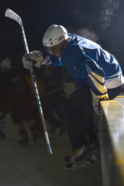 Jogador de hóquei no gelo no banco — Fotografia de Stock