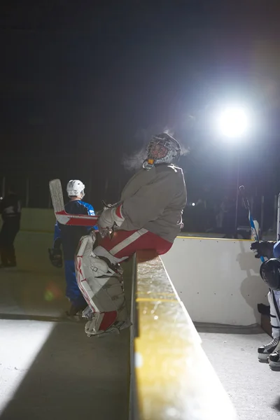Jogador de hóquei no gelo no banco — Fotografia de Stock