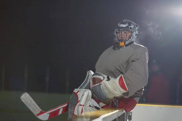 Jugador de hockey sobre hielo en el banco —  Fotos de Stock