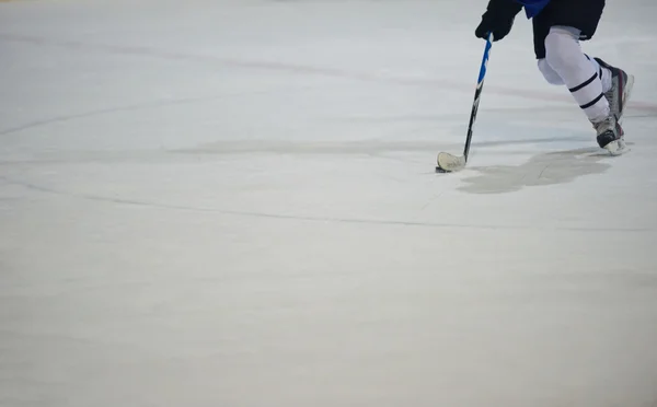 Giocatore di hockey su ghiaccio in azione — Foto Stock