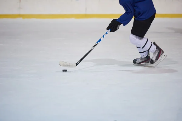 Giocatore di hockey su ghiaccio in azione — Foto Stock