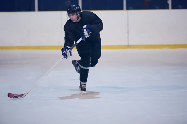 Joueur de hockey sur glace en action — Photo