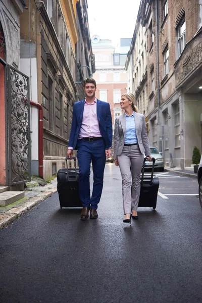Επιχειρηματίες ζευγάρι που εισέρχονται στο ξενοδοχείο — Φωτογραφία Αρχείου