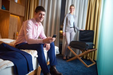 modern otel odasında genç Çift