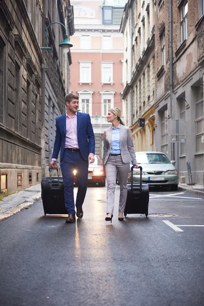 Pessoas de negócios casal entrando hotel — Fotografia de Stock