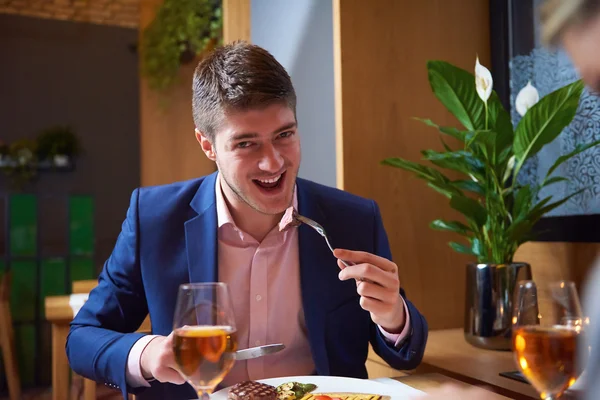 Geschäftspaar beim Abendessen — Stockfoto