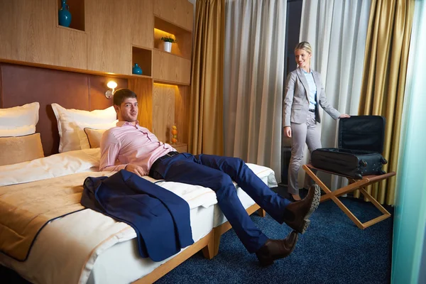 Νεαρό ζευγάρι στο σύγχρονο ξενοδοχείο δωμάτιο — Φωτογραφία Αρχείου