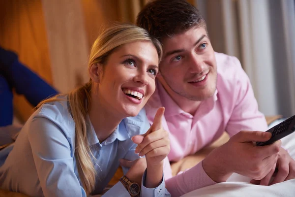 Jeune couple dans une chambre d'hôtel moderne — Photo