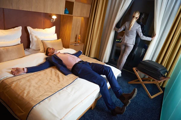 Junges Paar im modernen Hotelzimmer — Stockfoto