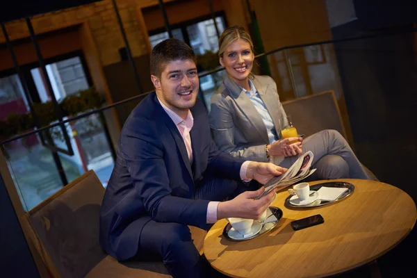 Zakelijke paar nemen drankje na het werk — Stockfoto