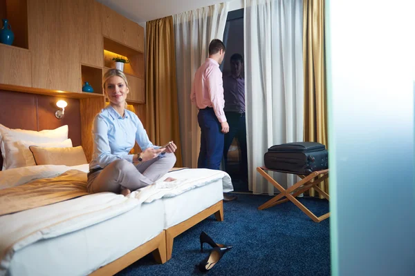 Jeune couple dans une chambre d'hôtel moderne — Photo