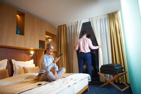 Jong paar in moderne hotelkamer — Stockfoto