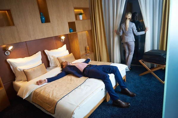 Junges Paar im modernen Hotelzimmer — Stockfoto