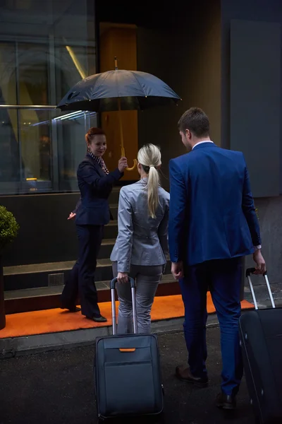 Pessoas de negócios casal entrando hotel — Fotografia de Stock