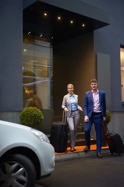 Pessoas de negócios casal entrando hotel — Fotografia de Stock