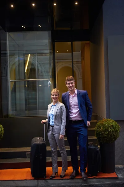 Pessoas de negócios casal entrando hotel — Fotografia de Stock