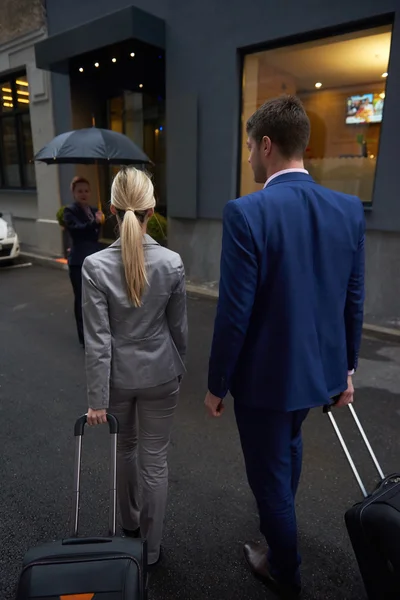 Gente de negocios pareja entrar en el hotel — Foto de Stock