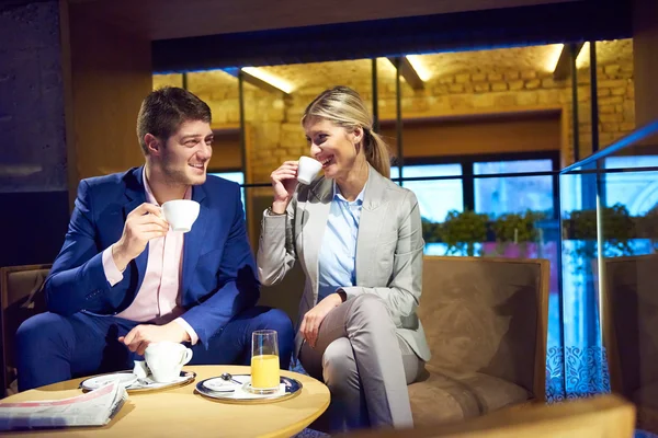 Business couple take drink after work — Stock Photo, Image