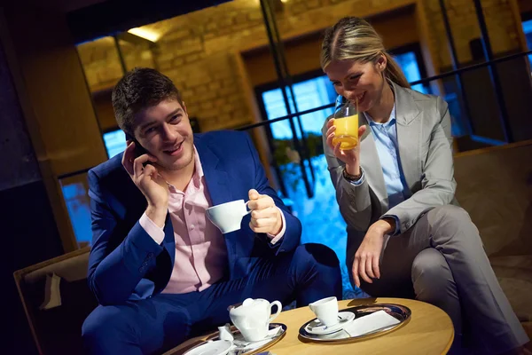 Pareja de negocios tomar una copa después del trabajo — Foto de Stock