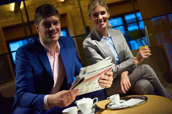 Couple d'affaires prendre un verre après le travail — Photo