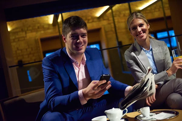 Pareja de negocios tomar una copa después del trabajo — Foto de Stock