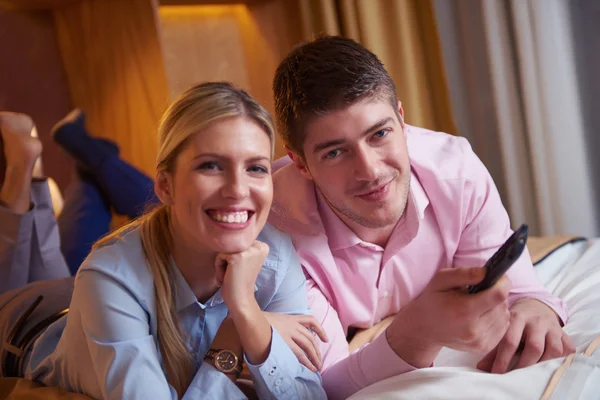 Jong paar in moderne hotelkamer — Stockfoto