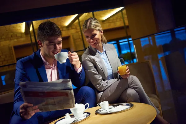 Business couple take drink after work — Stock Photo, Image