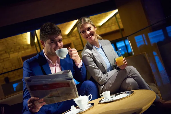 Pareja de negocios tomar una copa después del trabajo — Foto de Stock