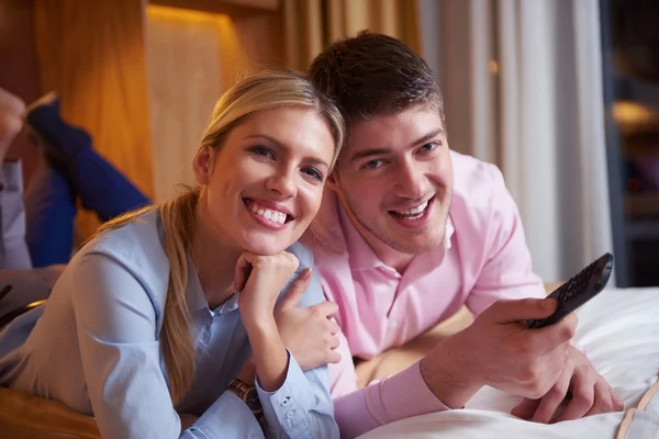 Jong paar in moderne hotelkamer — Stockfoto