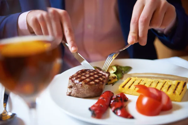 Geschäftsmann isst leckeren Rindfleischstak — Stockfoto