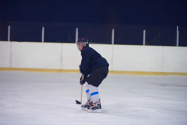 Jugador de hockey sobre hielo en acción — Foto de Stock