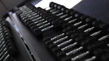 Yüksek kaliteli otomotiv parçaları bir üretim tesisinde düzenleniyor. İşçiler pürüzsüz montaj için her şeyin hazır olmasını sağlıyorlar. Detaylara dikkat etmek verimlilik için çok önemlidir..