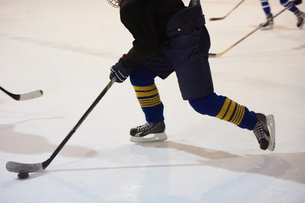 Joueur de hockey sur glace en action — Photo