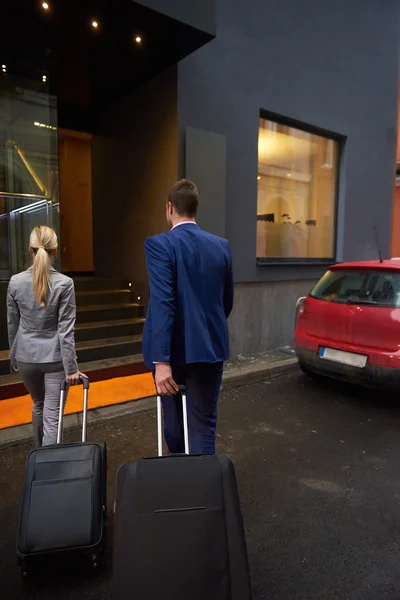 Biznes ludzie para wejście do hotelu — Zdjęcie stockowe