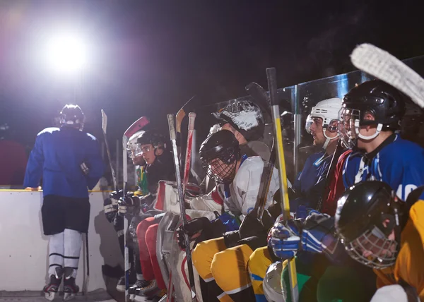 Giocatori di hockey su ghiaccio in panchina — Foto Stock