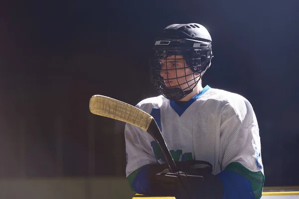 Retrato jugador de hockey sobre hielo —  Fotos de Stock