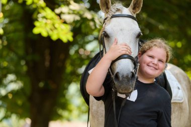 Genç bir kız beyaz atıyla doğal bir ortamda resmediliyor. İmaj, çocukluğu resmetmeye uygun dostluk, aşk ve at biniciliği yaşam tarzının neşesini aktarıyor.