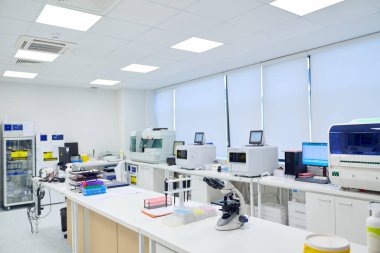 Temiz ve düzenli bir laboratuvarda gelişmiş bilimsel ekipmanlar bulunur. Parlak doğal ışık büyük pencerelerden süzülerek, araştırmacılar için çalışma alanını artırır.