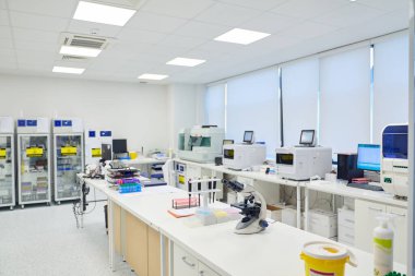 Bu geniş laboratuvar, bilimsel araştırma ve analiz için yüksek teknolojili ekipmanlarla dolu parlak ışıklandırma ve organize çalışma alanlarını içeriyor. Bölge çeşitli deneyler için iyi donanımlıdır..