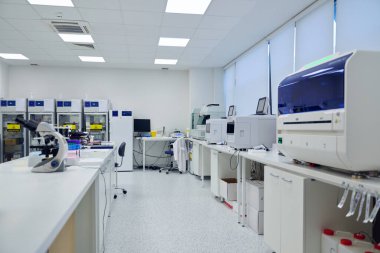 Burası çeşitli bilimsel aletlerle donatılmış parlak bir laboratuvar alanı. Çalışma istasyonları düzgün bir şekilde düzenlenerek araştırma ve analiz görevleri için verimli bir ortam oluşturulmaktadır..