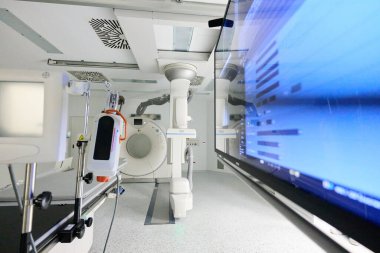 Temiz ve parlak bir tıbbi görüntüleme odası, CT tarayıcı ve izleme cihazları da dahil olmak üzere son teknoloji ürünü cihazlarla donatılmıştır. Bu alan hasta teşhisi için tasarlandı..