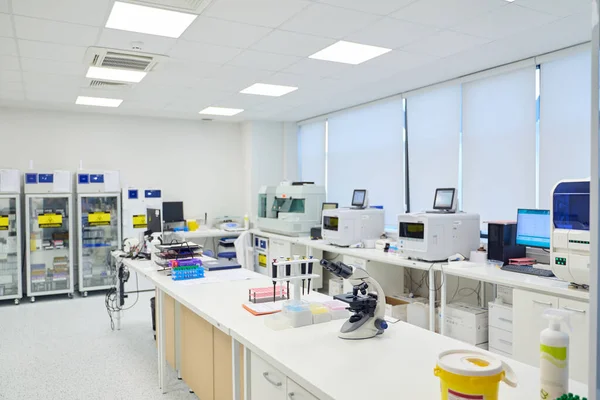 Bu geniş laboratuvar, bilimsel araştırma ve analiz için yüksek teknolojili ekipmanlarla dolu parlak ışıklandırma ve organize çalışma alanlarını içeriyor. Bölge çeşitli deneyler için iyi donanımlıdır..