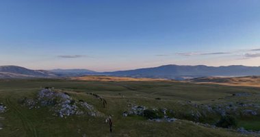 Uçsuz bucaksız yeşil düzlüklerde koşan bir grup, macera, seyahat, liderlik, özgürlük ve doğanın güzelliğini sembolize ediyor. Sinematik ağır çekim